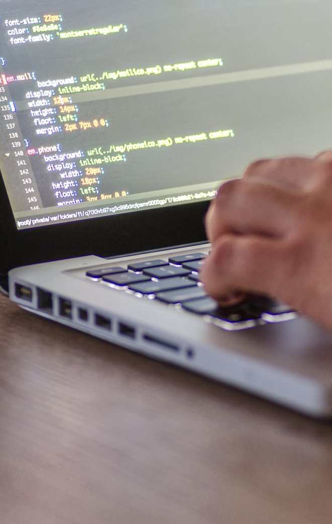 Lập trình viên HANATECH viết mã trên máy tính
